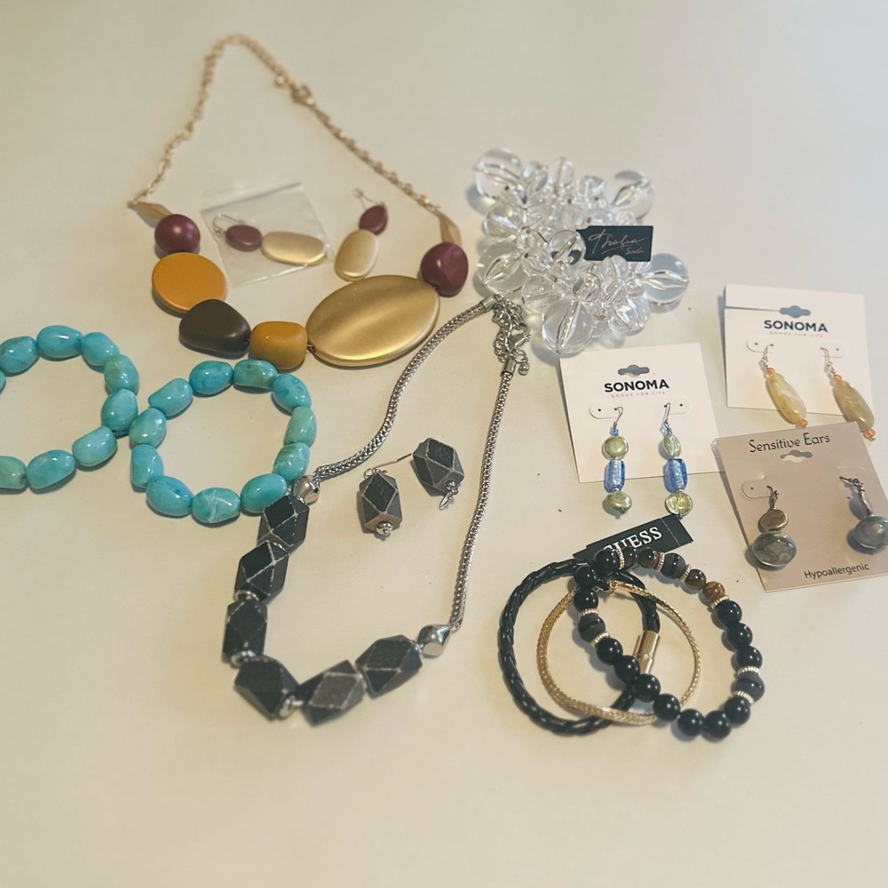 Lot of 8 pieces of costume Jewelry
